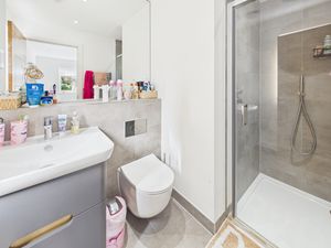 ENSUITE SHOWER ROOM- click for photo gallery